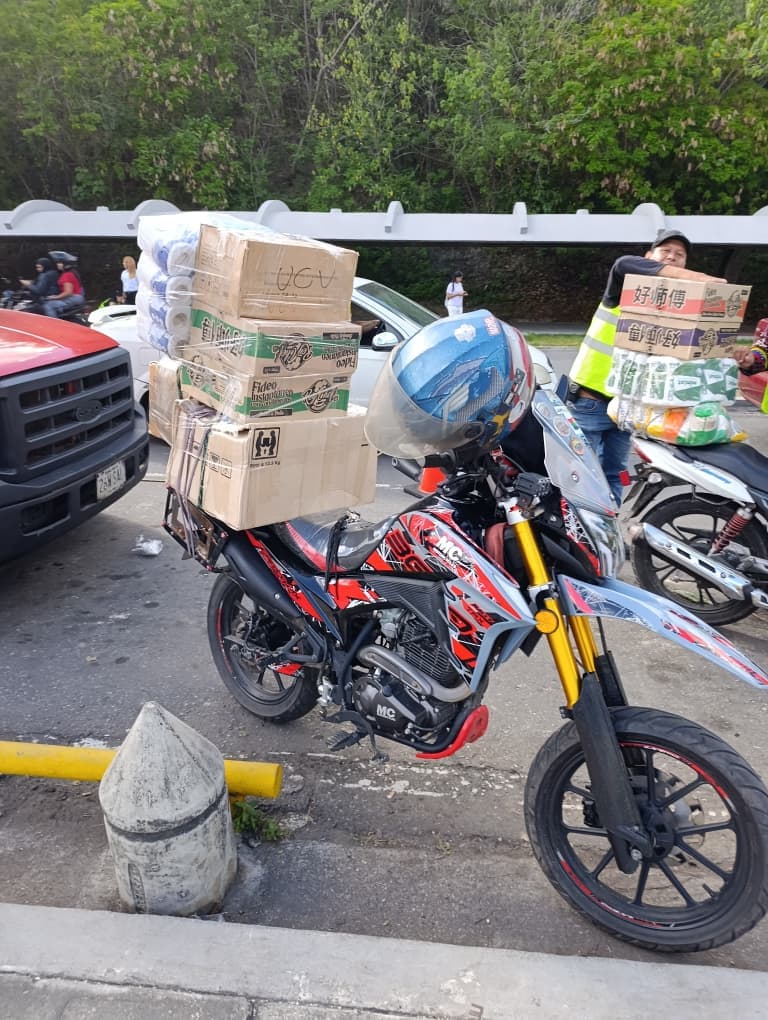 Motocicleta con cajas de ayuda
