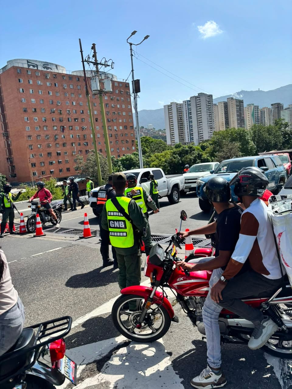 Equipo de voluntarios en chalecos amarillos